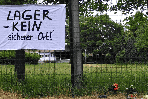 Banner am Gedenkort nach Brand der Unterkunft in Apolda "Lager = kein sicherer Ort!"